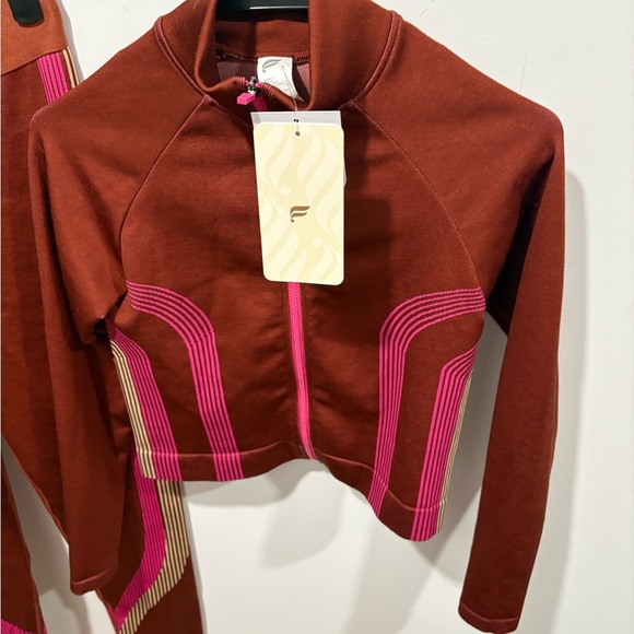 NWT - 2 Pc - FABLETICS - CASEY SEAMLESS JACKET AND LEGGINGS - Picture 7 of 10